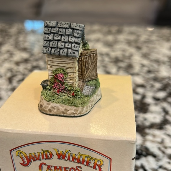 David Winter Cottages Cameos The Privy - Picture 5 of 6